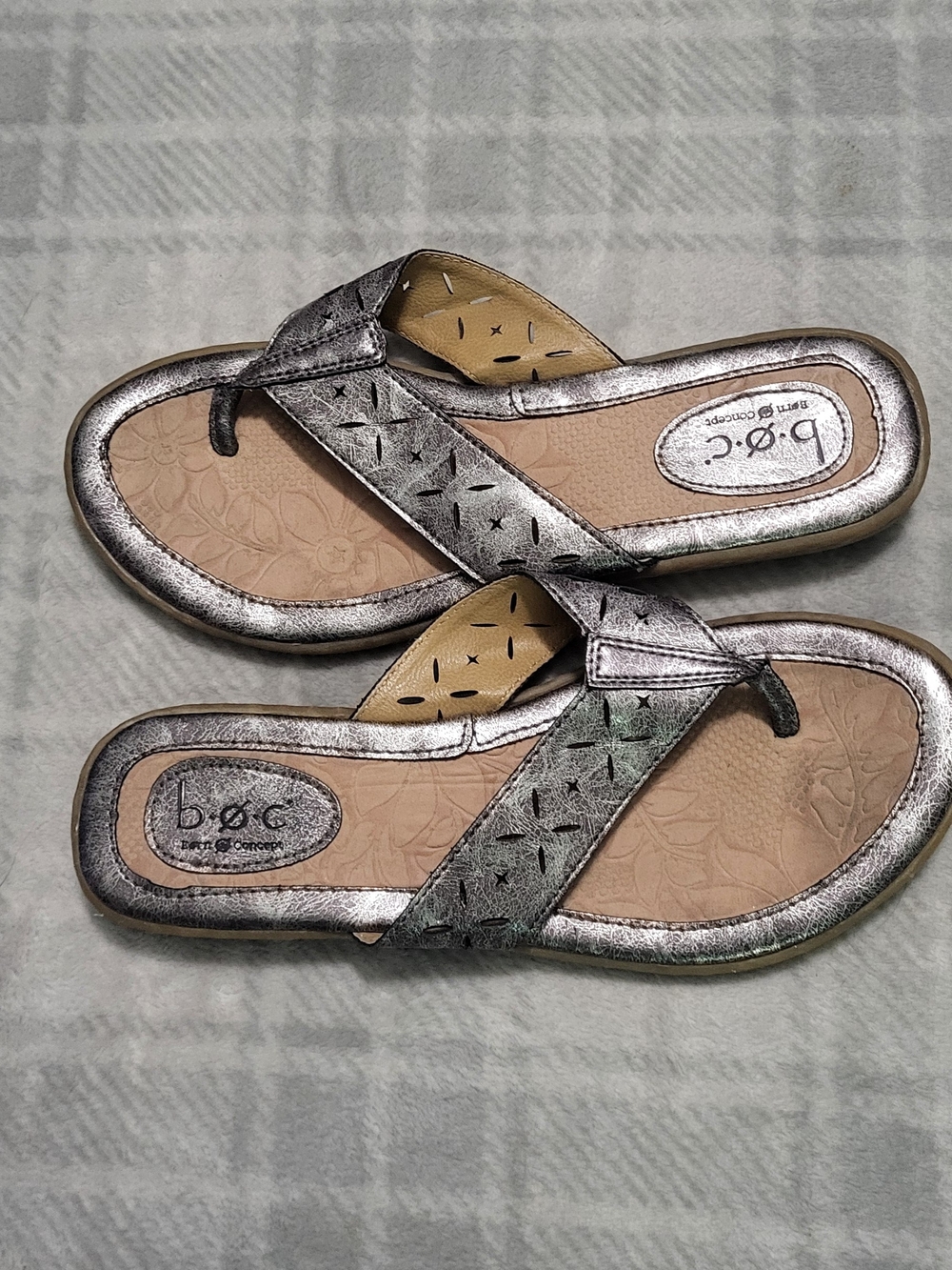 B.O.C. Born Concept Metallic Silver Comfort Flip Sandals for Women 7M